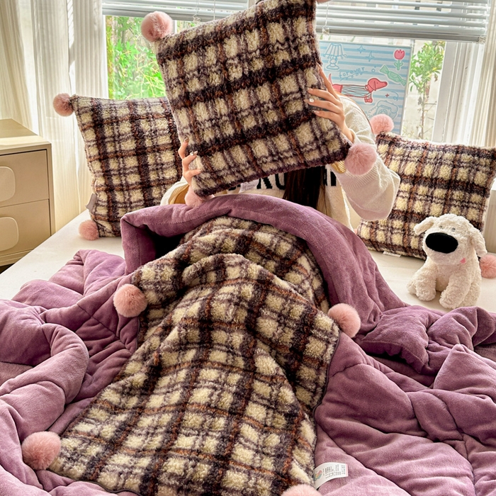 91家纺网 家纺一手货源 找家纺 古本家居 2025新款羊驼绒格子毛球款抱枕被 羊驼绒紫格毛球