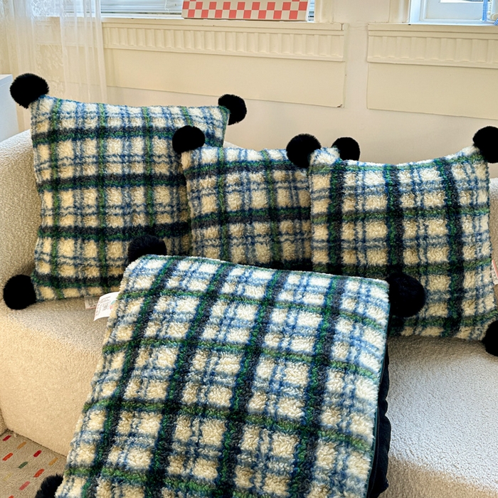 91家纺网 家纺一手货源 找家纺 古本家居 2025新款羊驼绒格子毛球款抱枕被 羊驼绒绿格毛球