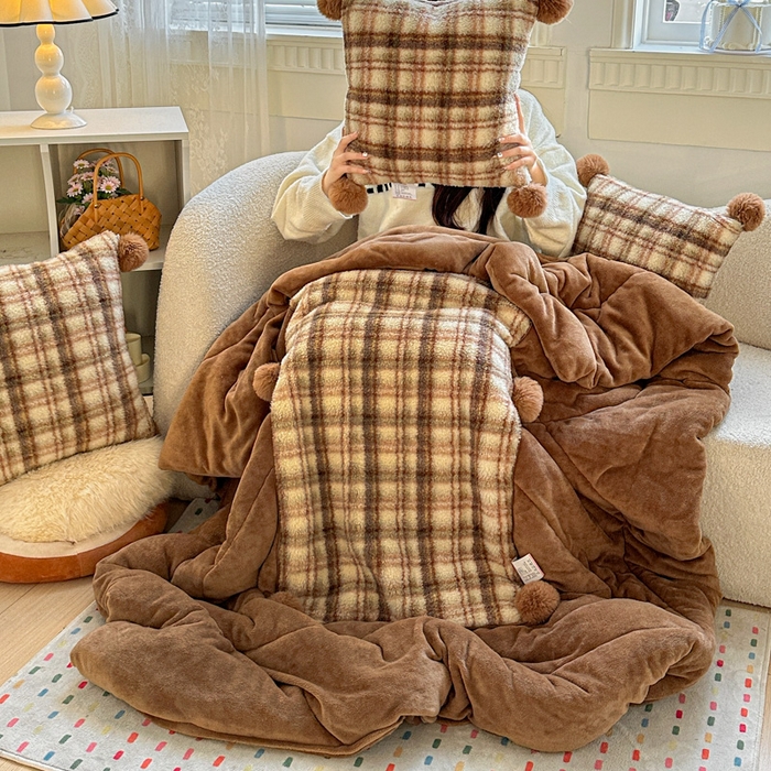 91家纺网 家纺一手货源 找家纺 古本家居 2025新款羊驼绒格子毛球款抱枕被 羊驼绒奶茶格毛球