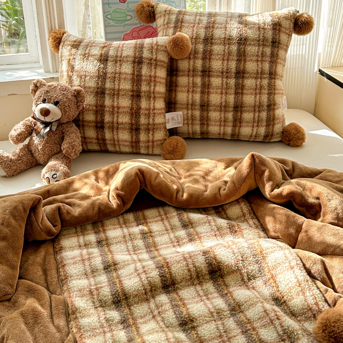 91家纺网 家纺一手货源 找家纺 古本家居 2025新款羊驼绒格子毛球款抱枕被 羊驼绒奶茶格毛球