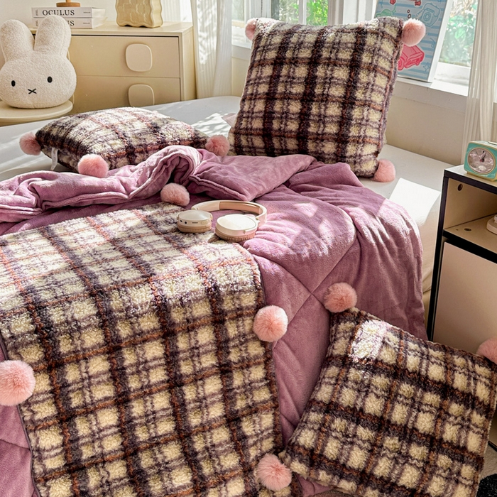 91家纺网 家纺一手货源 找家纺 古本家居 2025新款羊驼绒格子毛球款抱枕被 羊驼绒紫格毛球