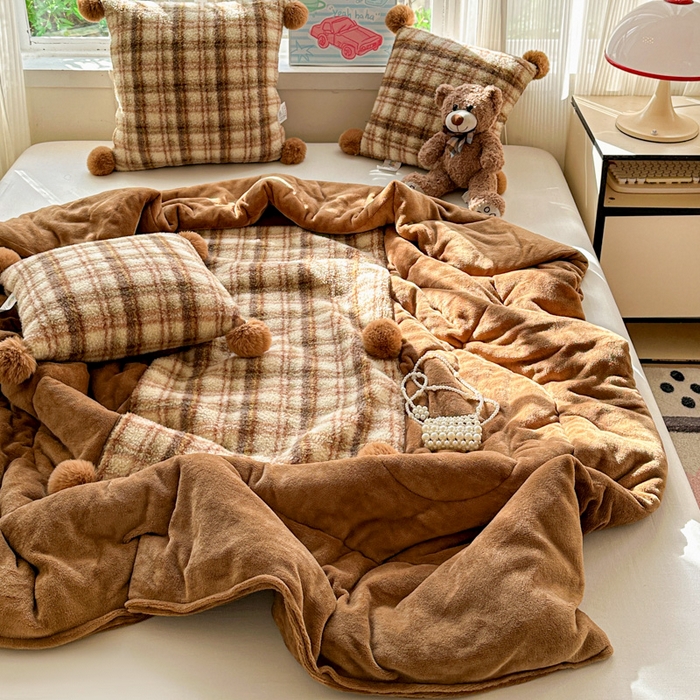 91家纺网 家纺一手货源 找家纺 古本家居 2025新款羊驼绒格子毛球款抱枕被 羊驼绒奶茶格毛球