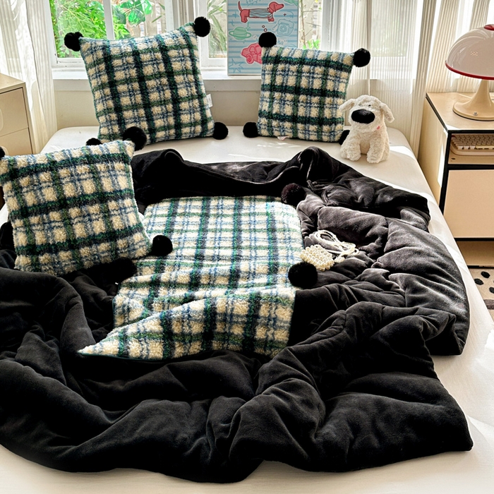 91家纺网 家纺一手货源 找家纺 古本家居 2025新款羊驼绒格子毛球款抱枕被 羊驼绒绿格毛球