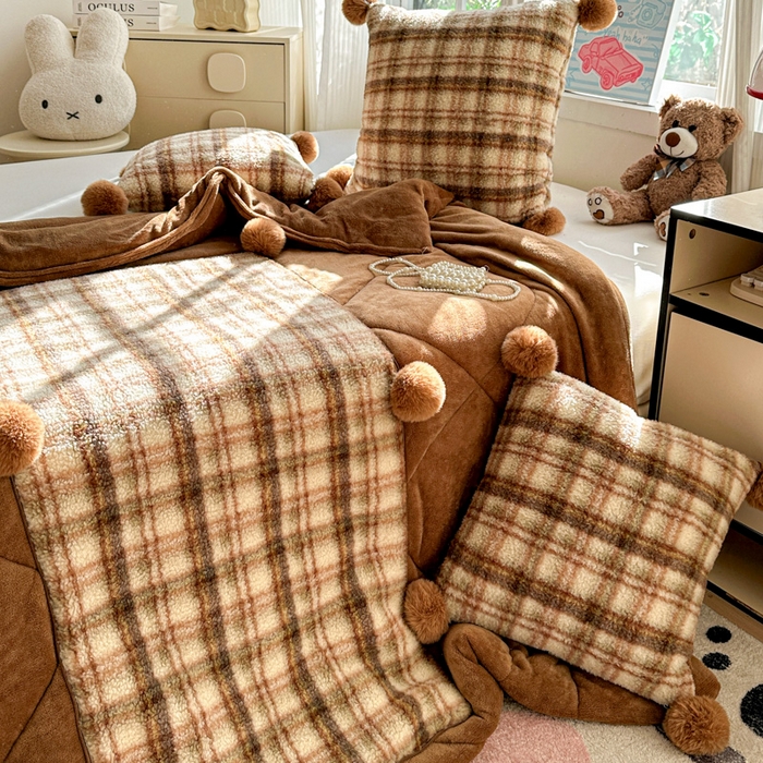 91家纺网 家纺一手货源 找家纺 古本家居 2025新款羊驼绒格子毛球款抱枕被 羊驼绒奶茶格毛球