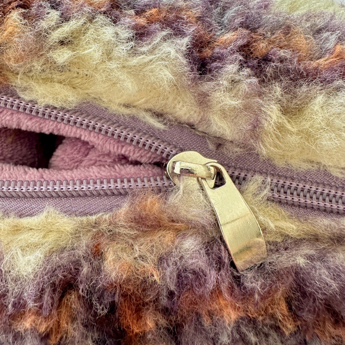 91家纺网 家纺一手货源 找家纺 古本家居 2025新款羊驼绒格子毛球款抱枕被 羊驼绒紫格毛球