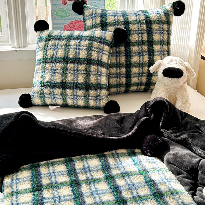 91家纺网 家纺一手货源 找家纺 古本家居 2025新款羊驼绒格子毛球款抱枕被 羊驼绒绿格毛球