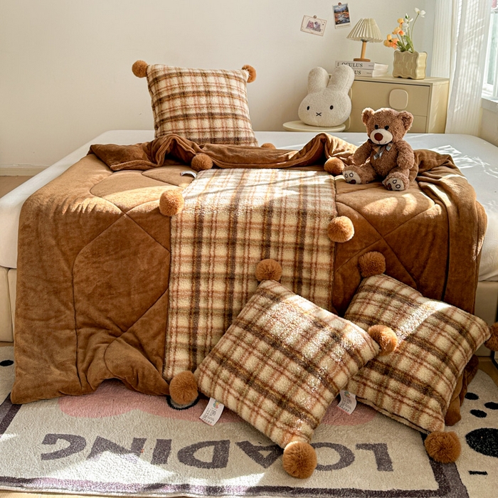 91家纺网 家纺一手货源 找家纺 古本家居 2025新款羊驼绒格子毛球款抱枕被 羊驼绒奶茶格毛球