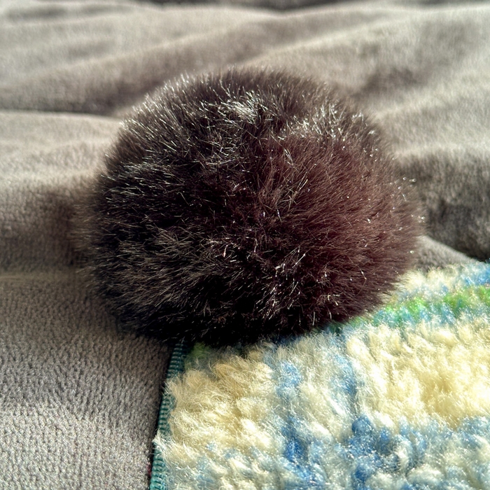 91家纺网 家纺一手货源 找家纺 古本家居 2025新款羊驼绒格子毛球款抱枕被 羊驼绒绿格毛球