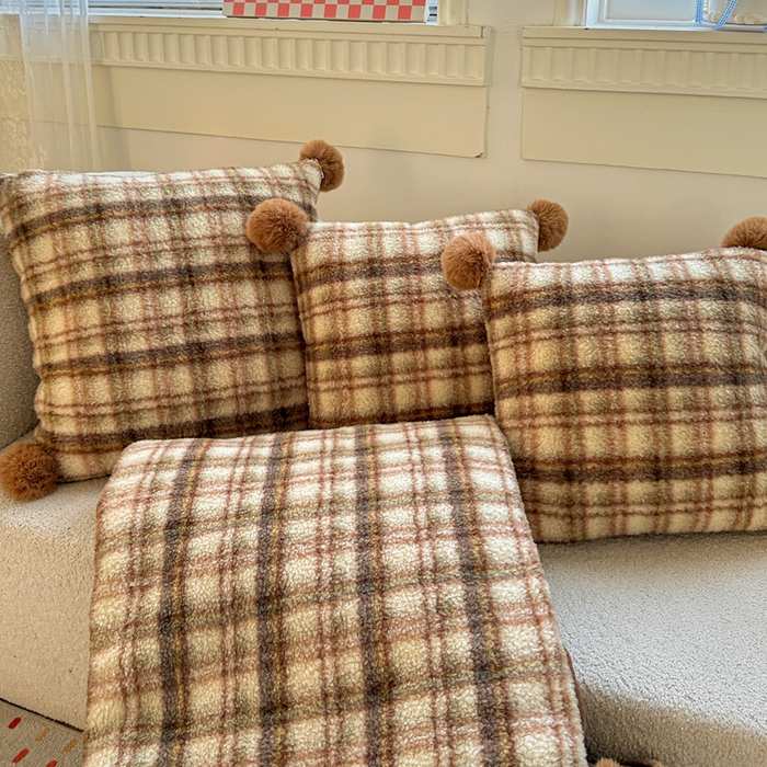 91家纺网 家纺一手货源 找家纺 古本家居 2025新款羊驼绒格子毛球款抱枕被 羊驼绒奶茶格毛球