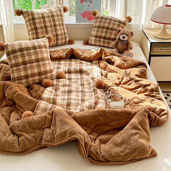 91家纺网 家纺一手货源 找家纺 古本家居 2025新款羊驼绒格子毛球款抱枕被 羊驼绒奶茶格毛球