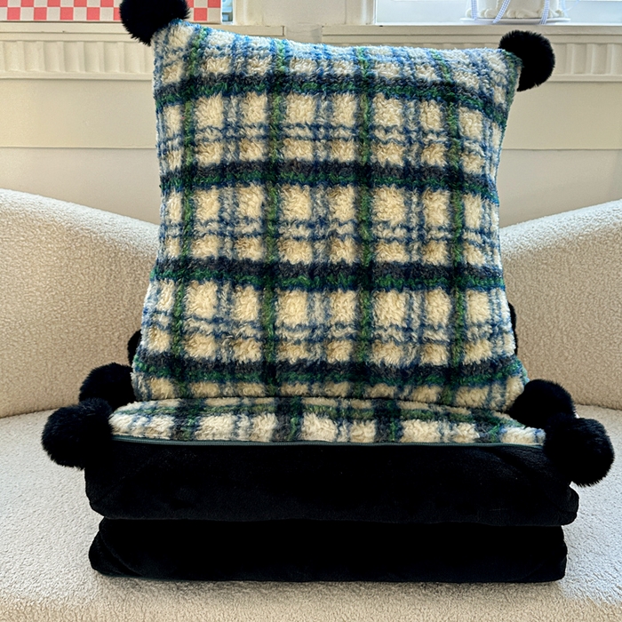 91家纺网 家纺一手货源 找家纺 古本家居 2025新款羊驼绒格子毛球款抱枕被 羊驼绒绿格毛球