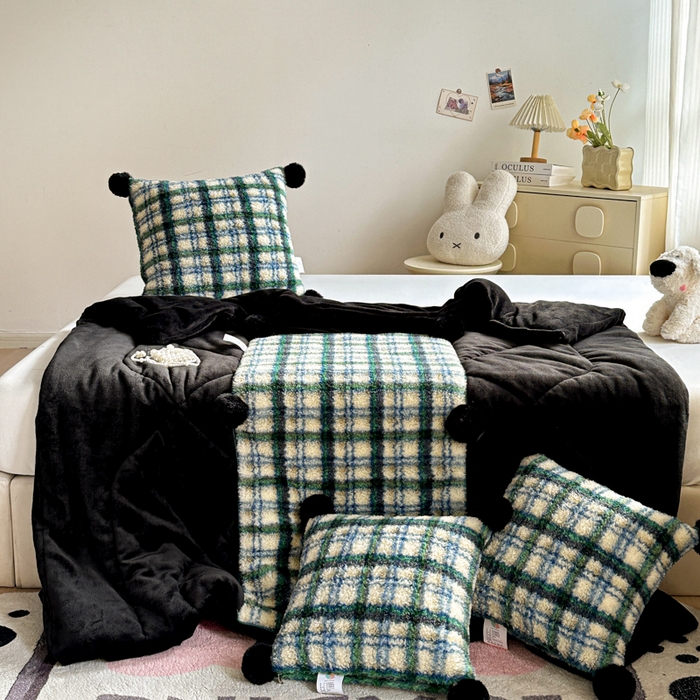 91家纺网 家纺一手货源 找家纺 古本家居 2025新款羊驼绒格子毛球款抱枕被 羊驼绒绿格毛球
