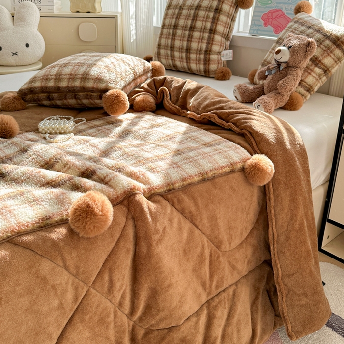 91家纺网 家纺一手货源 找家纺 古本家居 2025新款羊驼绒格子毛球款抱枕被 羊驼绒奶茶格毛球