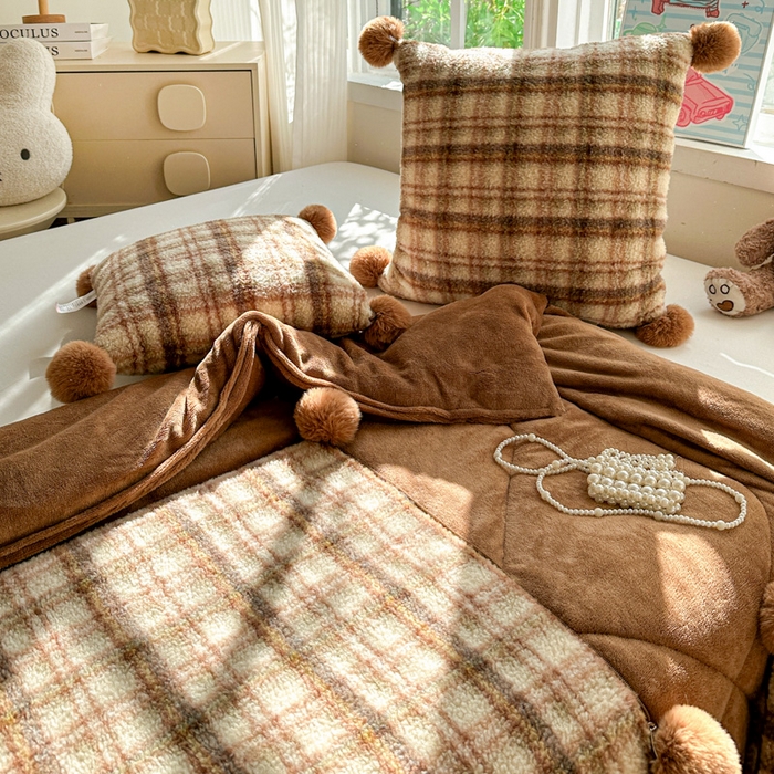 91家纺网 家纺一手货源 找家纺 古本家居 2025新款羊驼绒格子毛球款抱枕被 羊驼绒奶茶格毛球