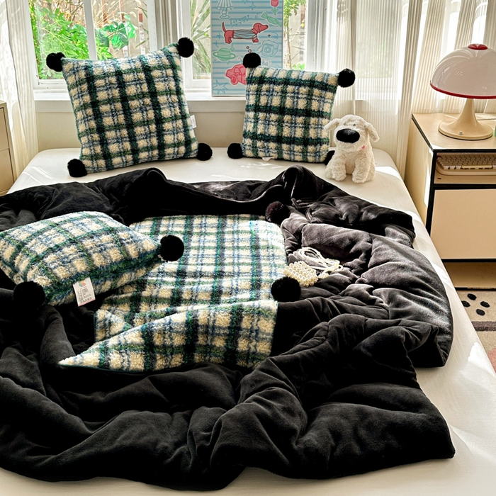 91家纺网 家纺一手货源 找家纺 古本家居 2025新款羊驼绒格子毛球款抱枕被 羊驼绒绿格毛球