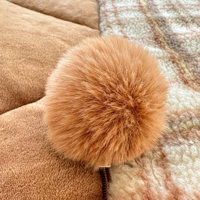 91家纺网 家纺一手货源 找家纺 古本家居 2025新款羊驼绒格子毛球款抱枕被 羊驼绒奶茶格毛球