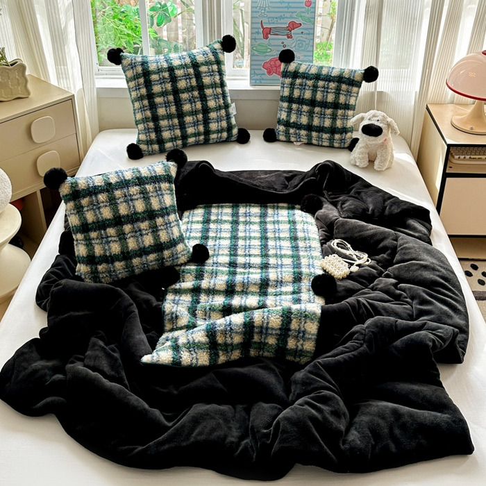 91家纺网 家纺一手货源 找家纺 古本家居 2025新款羊驼绒格子毛球款抱枕被 羊驼绒绿格毛球