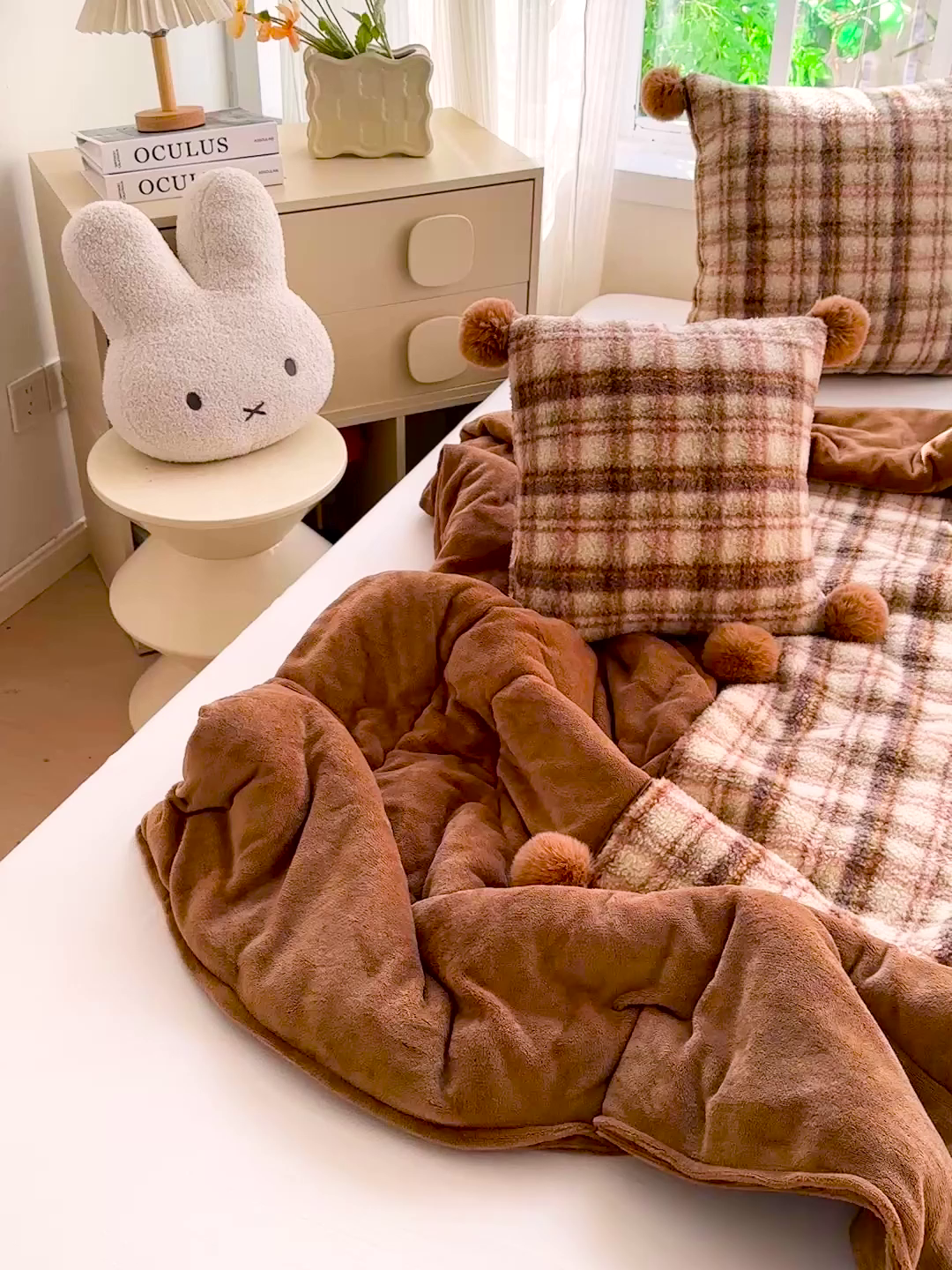 91家纺网 家纺一手货源 找家纺 古本家居 2025新款羊驼绒格子毛球款抱枕被 羊驼绒奶茶格毛球