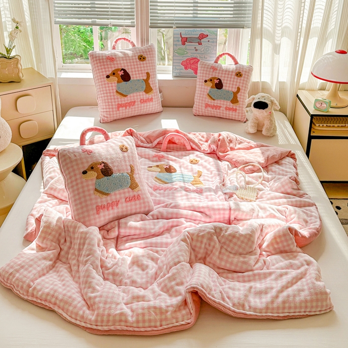 91家纺网 家纺一手货源 找家纺 （总）古本家居 2025新款牛奶绒毛巾绣狗狗熊熊款抱枕被