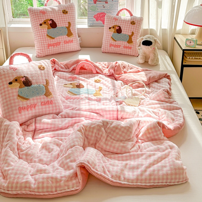 91家纺网 家纺一手货源 找家纺 （总）古本家居 2025新款牛奶绒毛巾绣狗狗熊熊款抱枕被