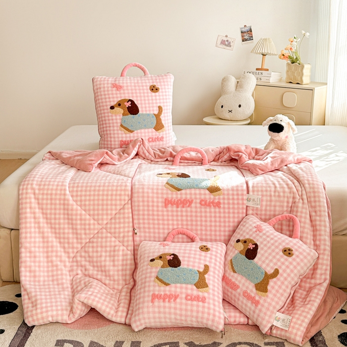 91家纺网 家纺一手货源 找家纺 古本家居 2025新款牛奶绒毛巾绣狗狗熊熊款抱枕被 牛奶绒粉格腊肠狗