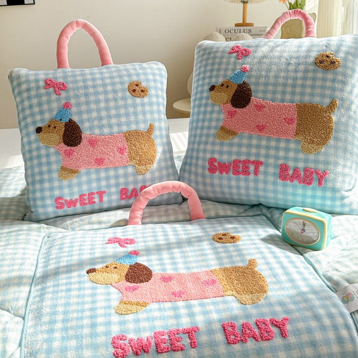 91家纺网 家纺一手货源 找家纺 古本家居 2025新款牛奶绒毛巾绣狗狗熊熊款抱枕被 牛奶绒蓝格腊肠狗