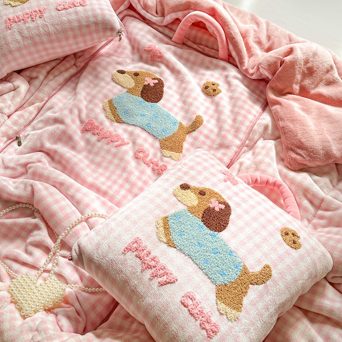 91家纺网 家纺一手货源 找家纺 古本家居 2025新款牛奶绒毛巾绣狗狗熊熊款抱枕被 牛奶绒粉格腊肠狗