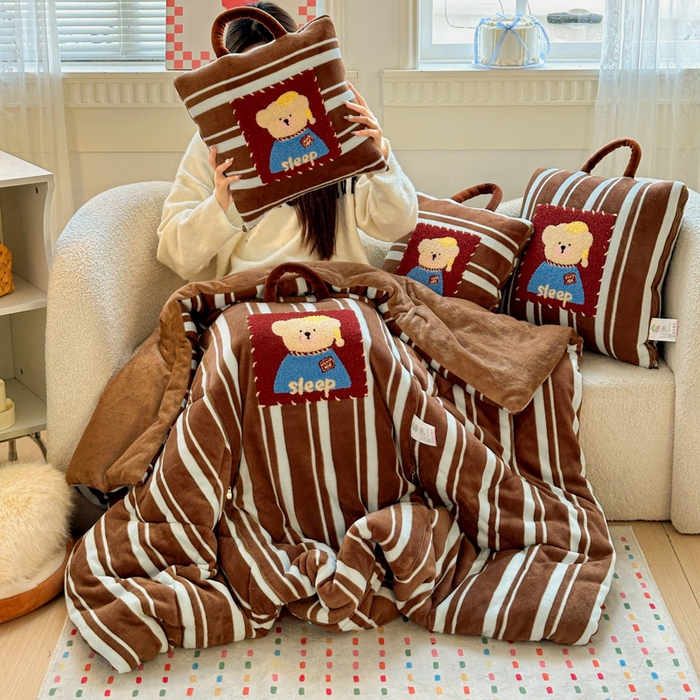 古本家居 2025新款牛奶绒毛巾绣狗狗熊熊款抱枕被 牛奶绒咖条帽子熊