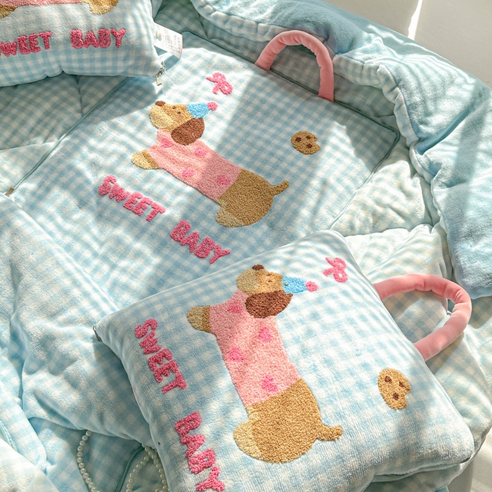 91家纺网 家纺一手货源 找家纺 古本家居 2025新款牛奶绒毛巾绣狗狗熊熊款抱枕被 牛奶绒蓝格腊肠狗