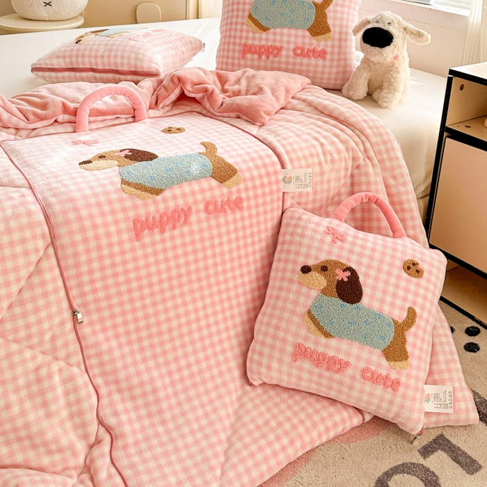 91家纺网 家纺一手货源 找家纺 古本家居 2025新款牛奶绒毛巾绣狗狗熊熊款抱枕被 牛奶绒粉格腊肠狗