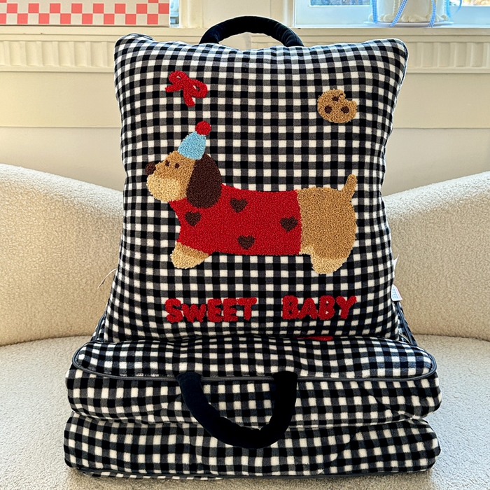 91家纺网 家纺一手货源 找家纺 古本家居 2025新款牛奶绒毛巾绣狗狗熊熊款抱枕被 牛奶绒黑格腊肠狗