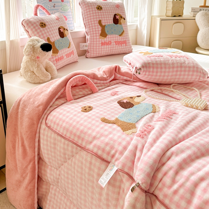 91家纺网 家纺一手货源 找家纺 古本家居 2025新款牛奶绒毛巾绣狗狗熊熊款抱枕被 牛奶绒粉格腊肠狗