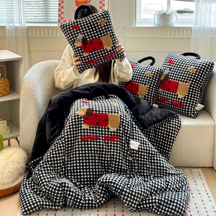 古本家居 2025新款牛奶绒毛巾绣狗狗熊熊款抱枕被 牛奶绒黑格腊肠狗