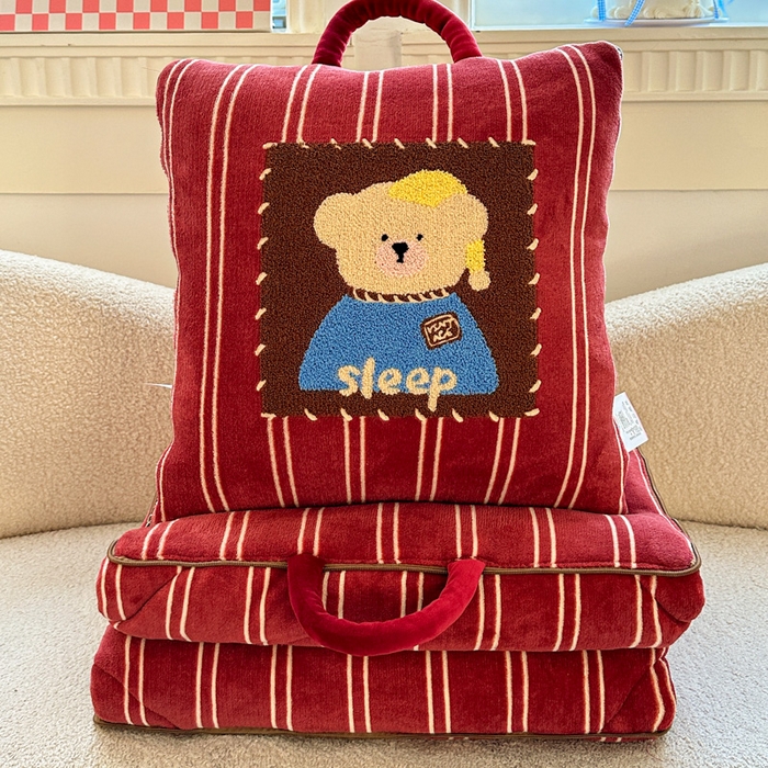 91家纺网 家纺一手货源 找家纺 古本家居 2025新款牛奶绒毛巾绣狗狗熊熊款抱枕被 牛奶绒红条帽子熊