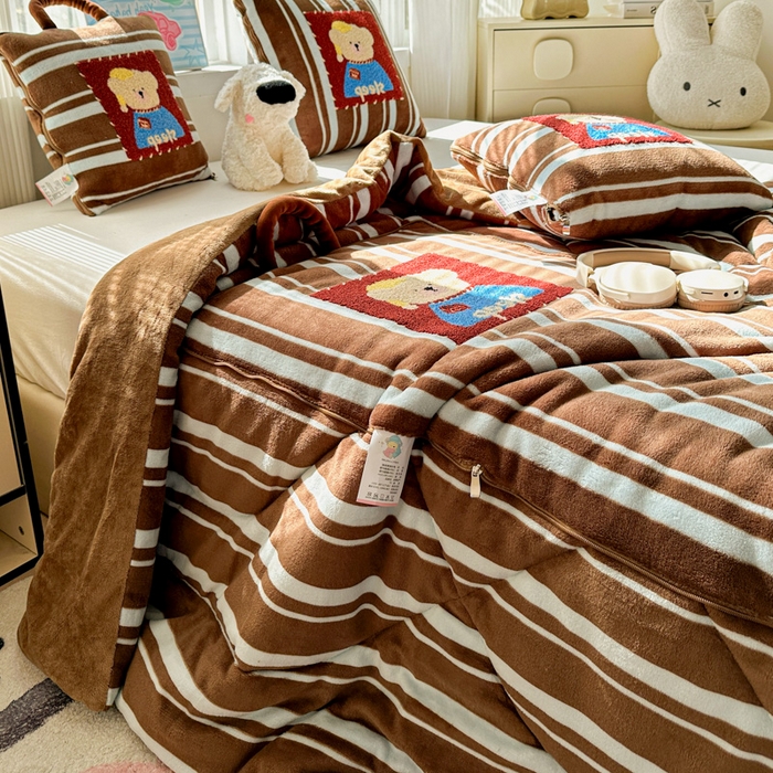 91家纺网 家纺一手货源 找家纺 古本家居 2025新款牛奶绒毛巾绣狗狗熊熊款抱枕被 牛奶绒咖条帽子熊