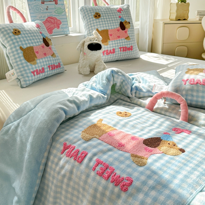 91家纺网 家纺一手货源 找家纺 古本家居 2025新款牛奶绒毛巾绣狗狗熊熊款抱枕被 牛奶绒蓝格腊肠狗