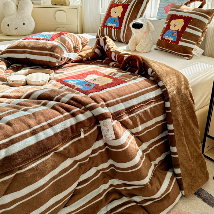 91家纺网 家纺一手货源 找家纺 古本家居 2025新款牛奶绒毛巾绣狗狗熊熊款抱枕被 牛奶绒咖条帽子熊