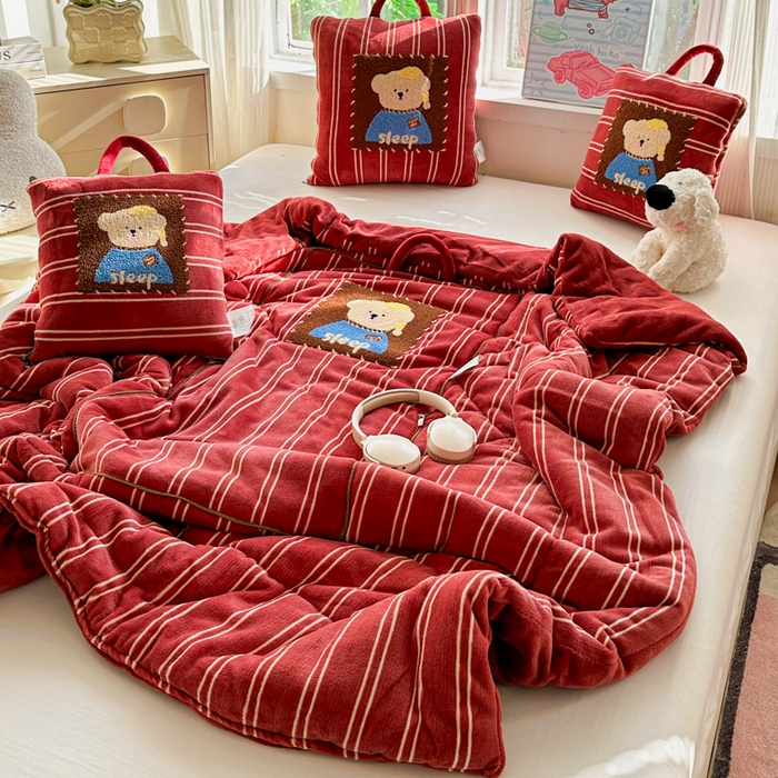 91家纺网 家纺一手货源 找家纺 古本家居 2025新款牛奶绒毛巾绣狗狗熊熊款抱枕被 牛奶绒红条帽子熊