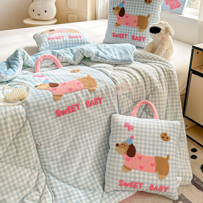 91家纺网 家纺一手货源 找家纺 古本家居 2025新款牛奶绒毛巾绣狗狗熊熊款抱枕被 牛奶绒蓝格腊肠狗