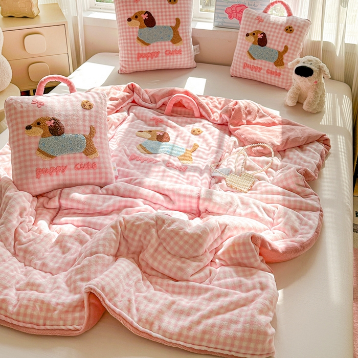 91家纺网 家纺一手货源 找家纺 古本家居 2025新款牛奶绒毛巾绣狗狗熊熊款抱枕被 牛奶绒粉格腊肠狗