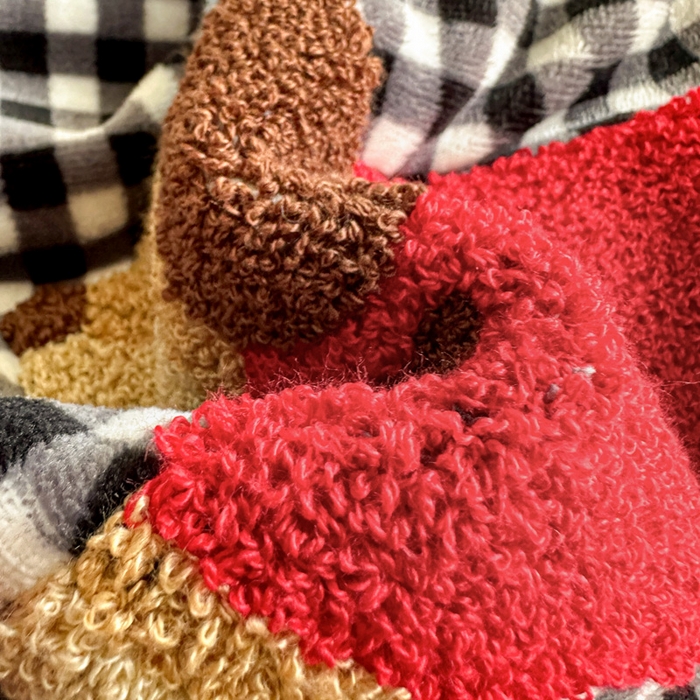 91家纺网 家纺一手货源 找家纺 古本家居 2025新款牛奶绒毛巾绣狗狗熊熊款抱枕被 牛奶绒黑格腊肠狗