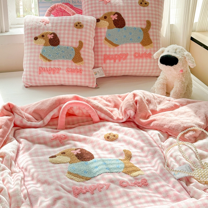 91家纺网 家纺一手货源 找家纺 古本家居 2025新款牛奶绒毛巾绣狗狗熊熊款抱枕被 牛奶绒粉格腊肠狗