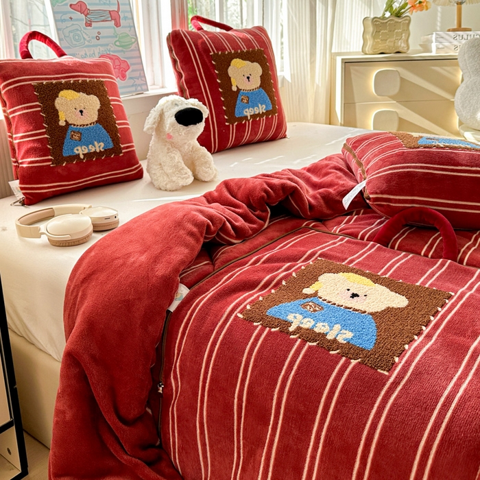 91家纺网 家纺一手货源 找家纺 古本家居 2025新款牛奶绒毛巾绣狗狗熊熊款抱枕被 牛奶绒红条帽子熊