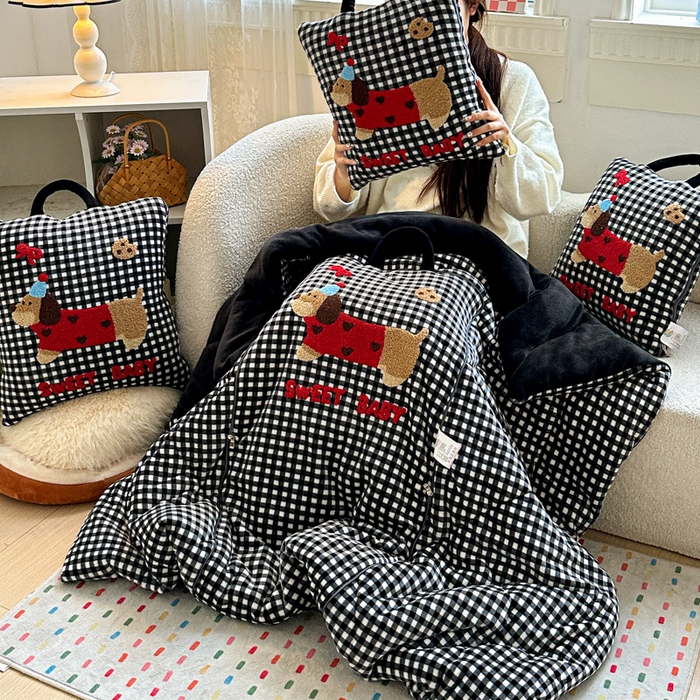 91家纺网 家纺一手货源 找家纺 古本家居 2025新款牛奶绒毛巾绣狗狗熊熊款抱枕被 牛奶绒黑格腊肠狗