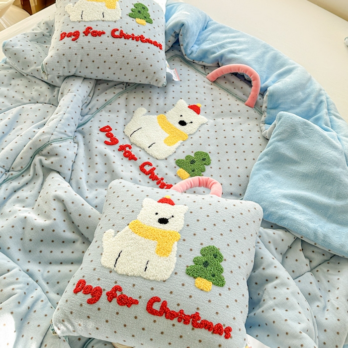 91家纺网 家纺一手货源 找家纺 古本家居 2025新款牛奶绒毛巾绣狗狗熊熊款抱枕被 牛奶绒蓝波点小白狗