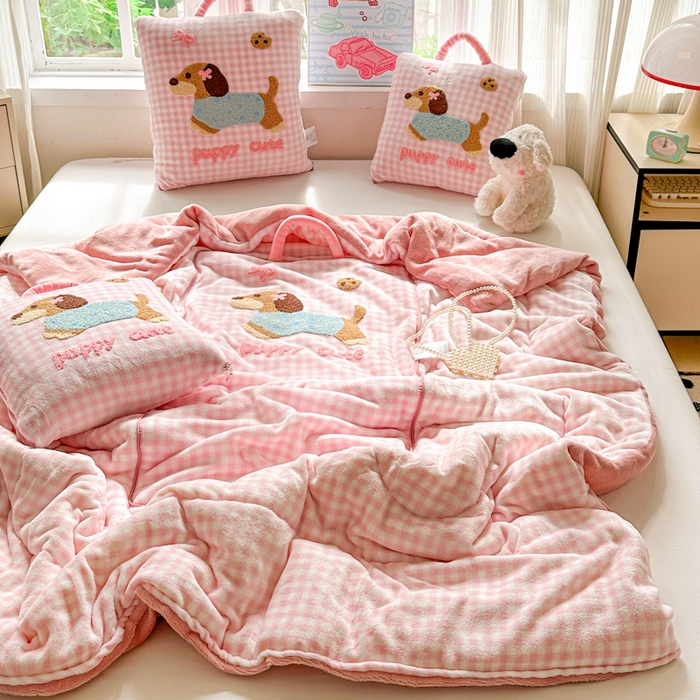 91家纺网 家纺一手货源 找家纺 古本家居 2025新款牛奶绒毛巾绣狗狗熊熊款抱枕被 牛奶绒粉格腊肠狗