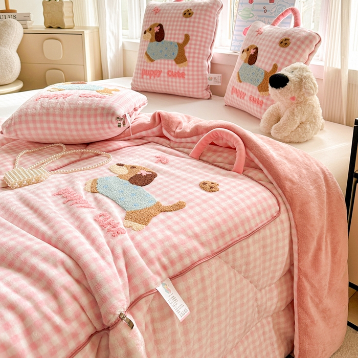 91家纺网 家纺一手货源 找家纺 古本家居 2025新款牛奶绒毛巾绣狗狗熊熊款抱枕被 牛奶绒粉格腊肠狗