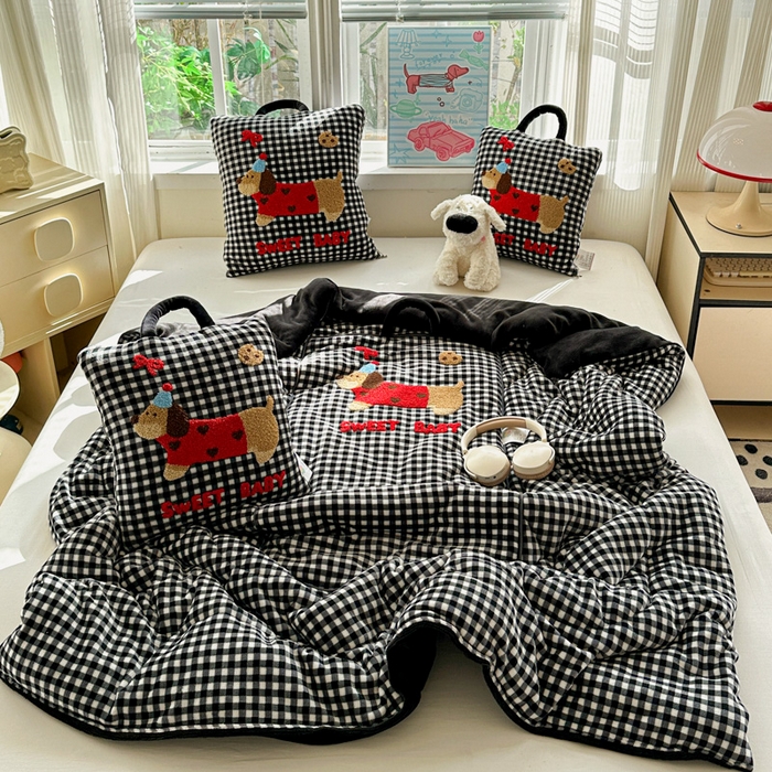 91家纺网 家纺一手货源 找家纺 古本家居 2025新款牛奶绒毛巾绣狗狗熊熊款抱枕被 牛奶绒黑格腊肠狗