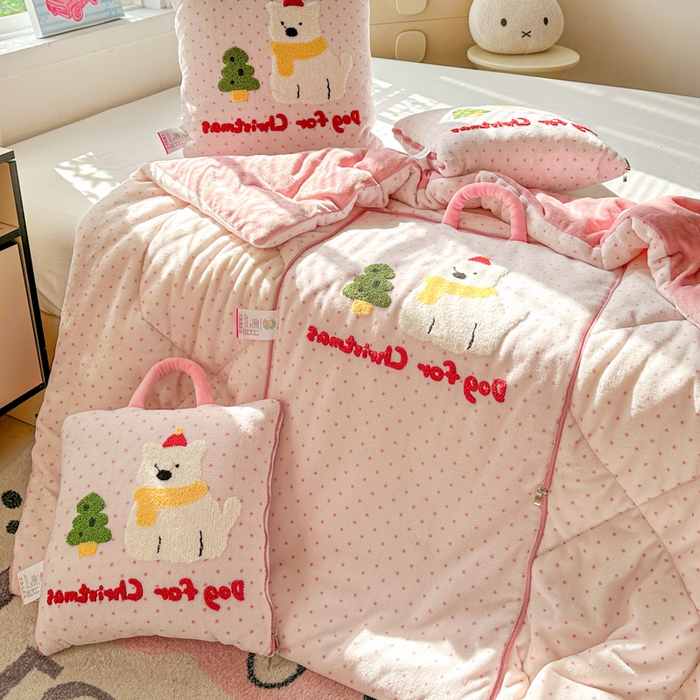 91家纺网 家纺一手货源 找家纺 古本家居 2025新款牛奶绒毛巾绣狗狗熊熊款抱枕被 牛奶绒粉波点小白狗