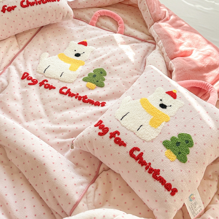 91家纺网 家纺一手货源 找家纺 古本家居 2025新款牛奶绒毛巾绣狗狗熊熊款抱枕被 牛奶绒粉波点小白狗